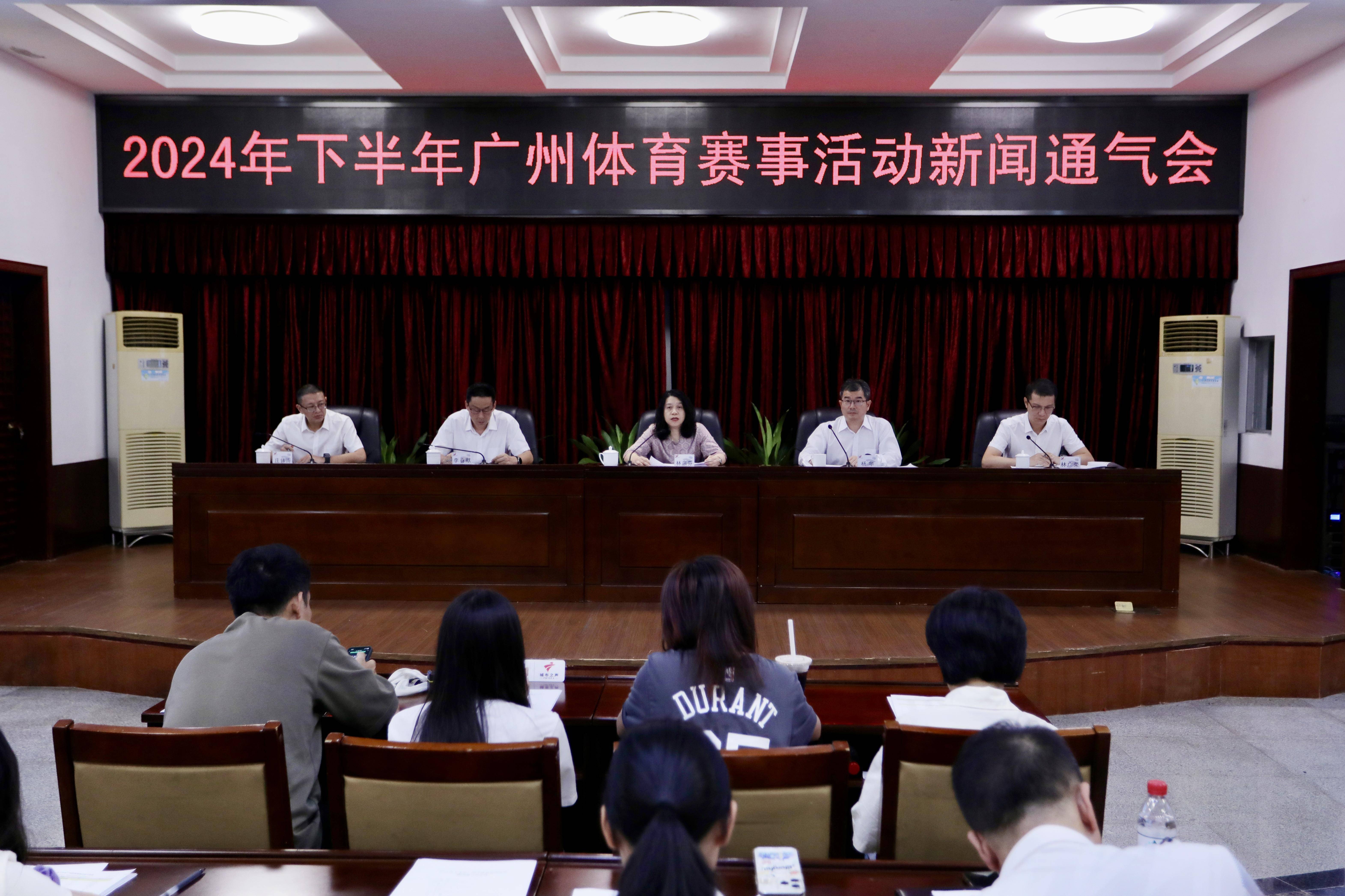各地体育赛事精彩纷呈，观众欢呼不断